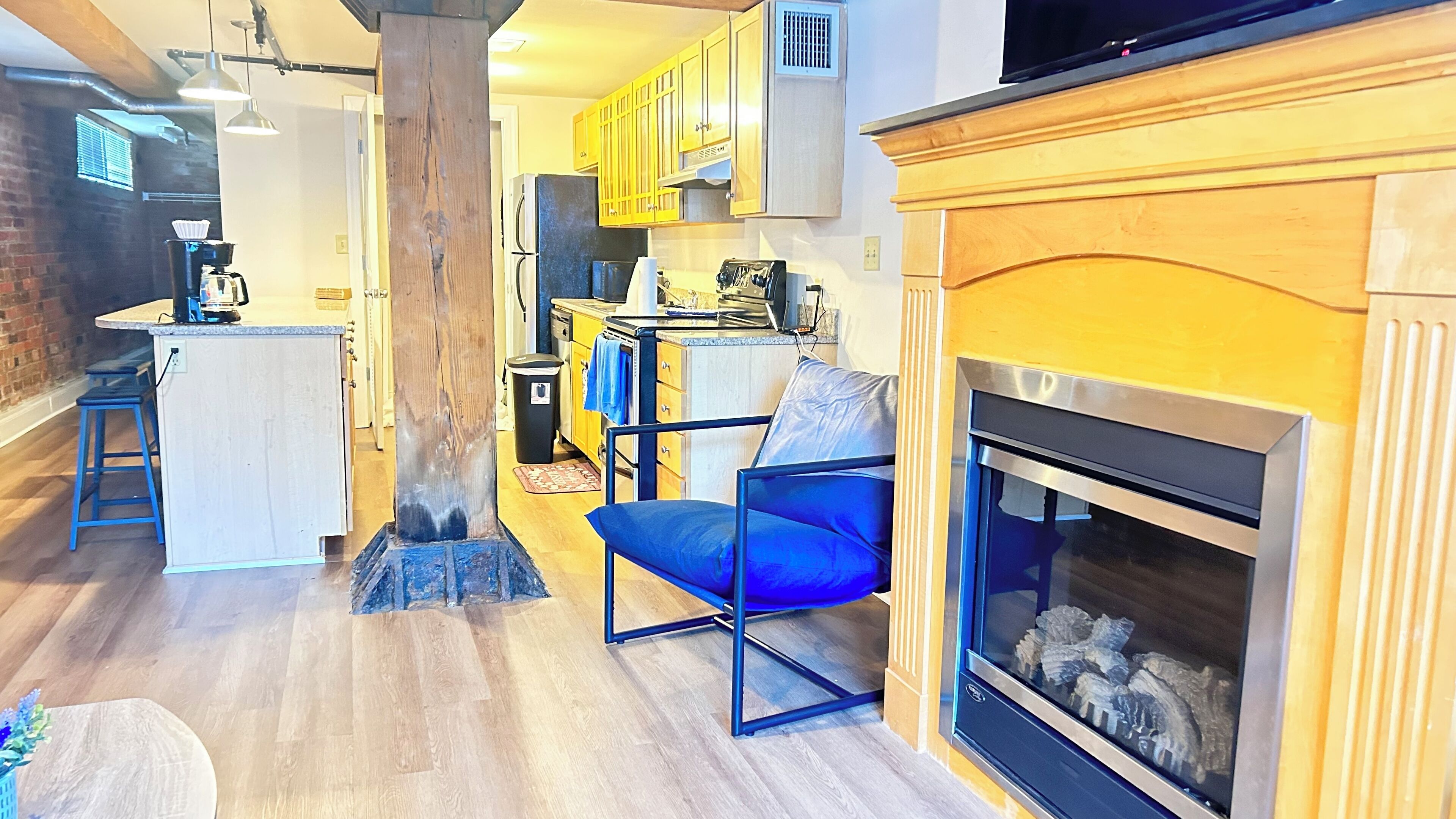Cozy and convenient apartment center of historic shockoe bottom!!