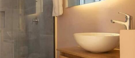 Håndklær, såpe, sjampo og toalettpapir