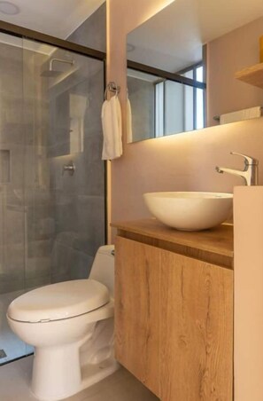Serviettes fournies, savon, shampoing, papier toilette