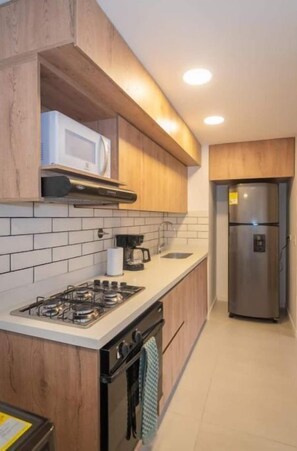 Kjøleskap, mikrobølgeovn, hurtigmikser og kjøkkenutstyr