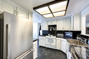 Casa de lujo | Cocina privada | Refrigerador con congelador, microondas, horno y lavavajillas 