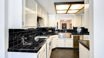 Luxury House | Private kitchen | Full-sized fridge, microwave, oven, dishwasher