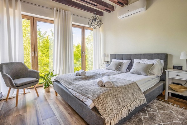 4 bedrooms, travel crib, WiFi (free)