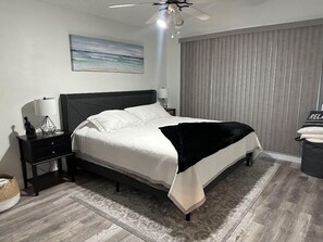 4 habitaciones, escritorio y tabla de planchar con plancha 