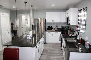 Fridge, microwave, oven, stovetop - Furnished 3-Bed/2-Bed - Ideal for Traveling Professionals in San Antonio (San Antonio)