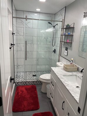 シャワー、ヘアドライヤー、タオル、トイレットペーパー