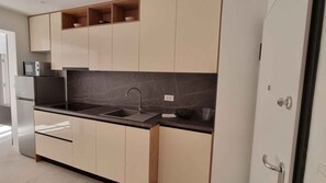 Køleskab, kogeplade, opvaskemaskine, brødrister