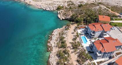 Ferienwohnung mit Swimmingpool und Meerblick