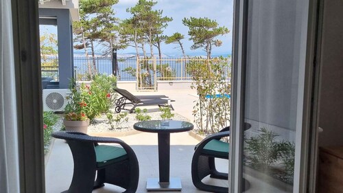 Studio with swimming pool and sea view