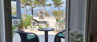 Studio with swimming pool and sea view