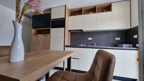 Køleskab, mikrobølgeovn, kogeplade, opvaskemaskine