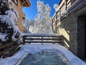 Outdoor spa tub - Chalet, sauna, fireplace or stove, parking, tv, 250m², Morzine (Morzine)