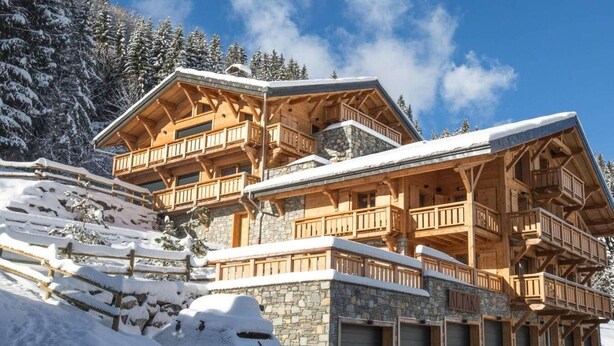 A multi-story wooden chalet with balconies, stone foundation, and a car parked in front. - 2nd floor, balcony, tv, 60m², Morzine (Morzine)