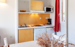 Réfrigérateur, micro-ondes, plaque de cuisson, lave-vaisselle
