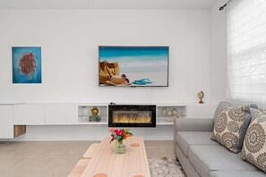 TV - Lake View Villa |Sleeps 8! (Davenport)