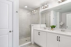 Douche, sĂšche-cheveux, serviettes fournies, savon