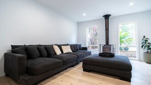 Smart TV, fireplace - Malibu in Mt Martha with solar heated pool (Mount Martha)