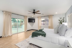 4 bedrooms, iron/ironing board, WiFi, bed sheets - Barnhouse: Heated Pool; 5 minutes to Old Town Scottsdale! (Scottsdale)