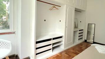 4 quartos, ferros/tábuas de passar roupa, Wi-Fi, roupa de cama