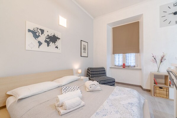 Tabla de planchar con plancha, wifi y ropa de cama 