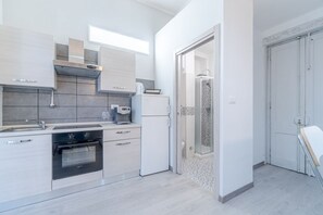 Kjøleskap og kokeplater