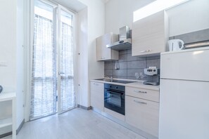 Fridge, stovetop