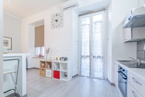 Kjøleskap og kokeplater