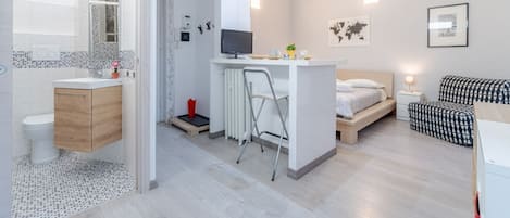 Iron/ironing board, WiFi, bed sheets