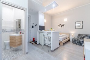 Tabla de planchar con plancha, wifi y ropa de cama 