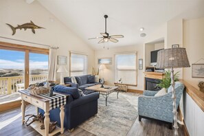 Tv, dvd-spelare, böcker och ett filmbibliotek