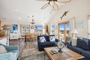 Tv, dvd-spelare, böcker och ett filmbibliotek