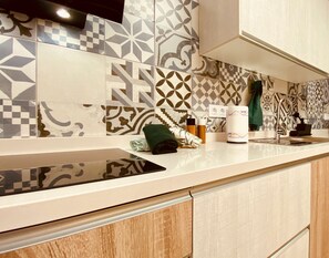 Kjøleskap, mikrobølgeovn, ovn og kaffetrakter/tekoker