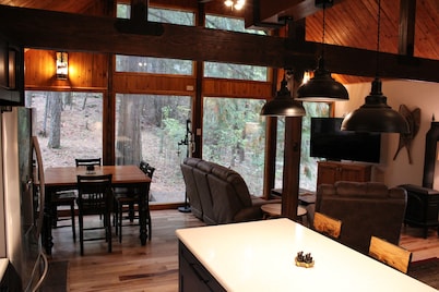 Huckleberry House remodeled mountain retreat!