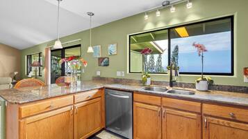 Coffee/tea maker, fridge, microwave, oven