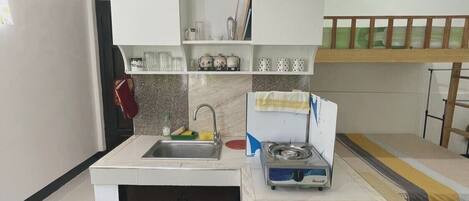 Een koelkast, een kookplaat, een vaatwasser, een waterkoker