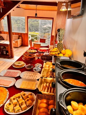 Free daily continental breakfast - Pousada Araucária Suítes (Campos do Jordão)