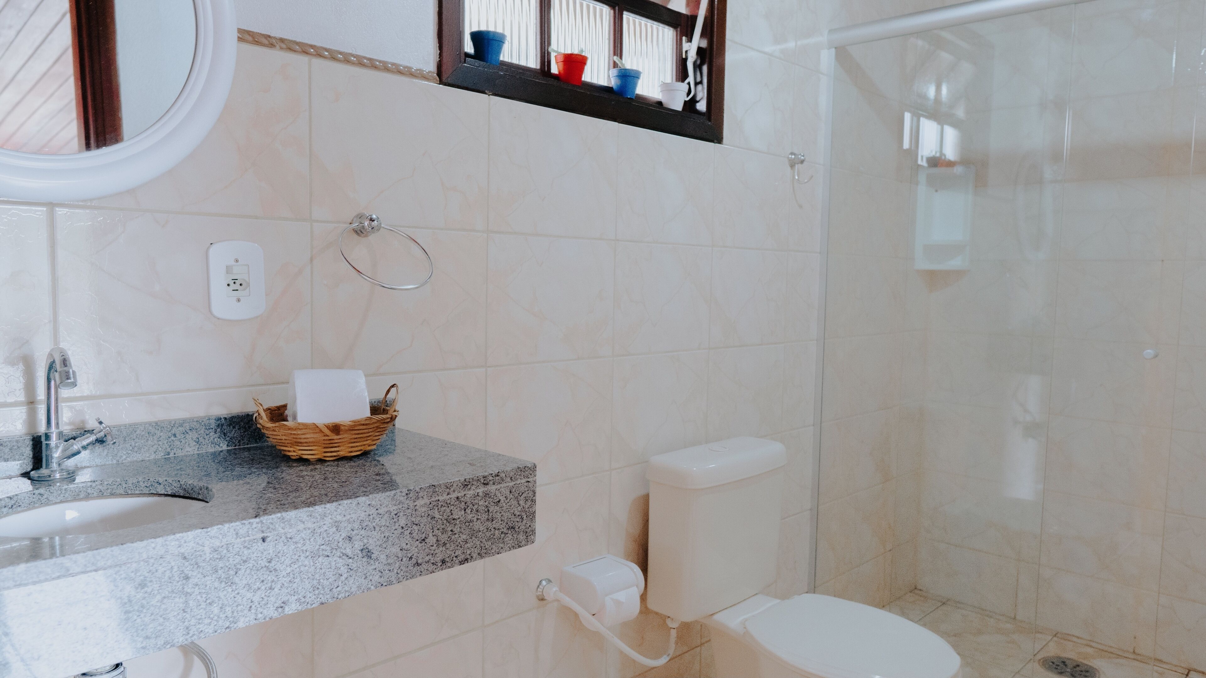 Un bagno con lavabo in marmo, un water e una zona doccia.