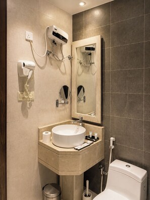 Classic Studio | Bathroom | Combined shower/tub, rainfall showerhead, hair dryer, bidet - Nilufer Abha (Abha)