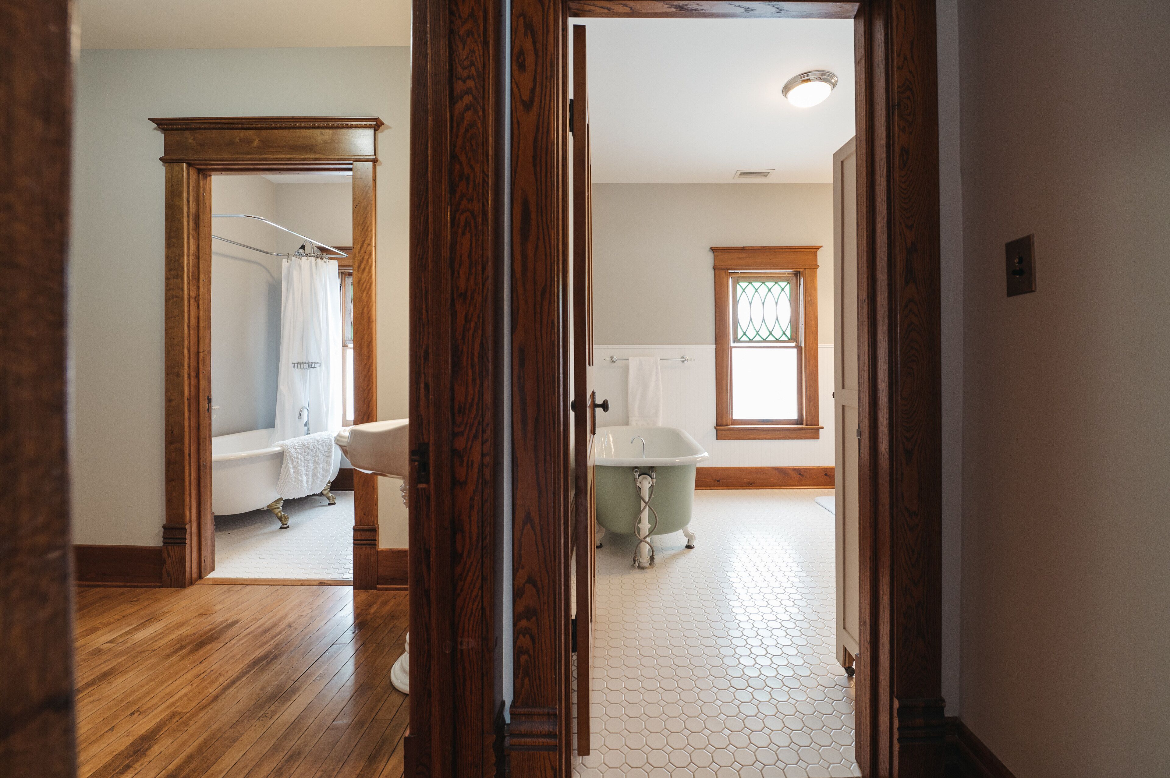 Een badkamer met een bad, een douche en een toilet.