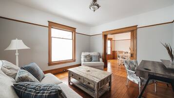 Luxury House | 4 bedrooms, iron/ironing board, free WiFi