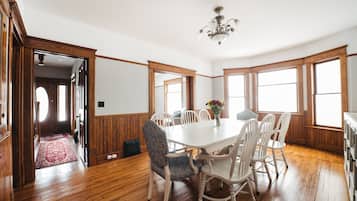 4 bedrooms, iron/ironing board, free WiFi