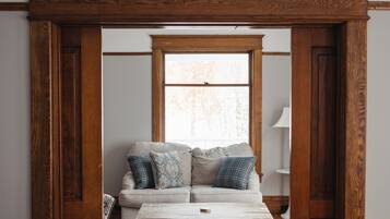 Luxury House | 4 bedrooms, iron/ironing board, free WiFi