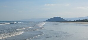 Nära stranden och vit sandstrand