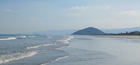 Beach nearby, white sand - Camping Pousada Ilha do Mel (São Sebastião)