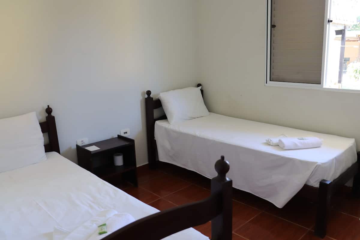 Habitación económica con 2 camas individuales | Decoración individual, wifi gratis, ropa de cama