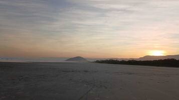Playa en los alrededores y playa de arena blanca