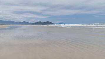 Una playa cerca, arena blanca