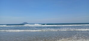 Beach nearby, white sand - Camping Pousada Ilha do Mel (São Sebastião)