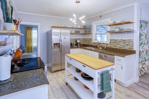 Fridge, microwave, oven, stovetop - Music City House, 4 miles to BDWY, Free Parking (Nashville)