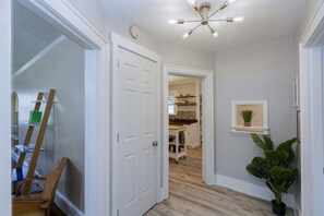 Interior - Music City House, 4 miles to BDWY, Free Parking (Nashville)